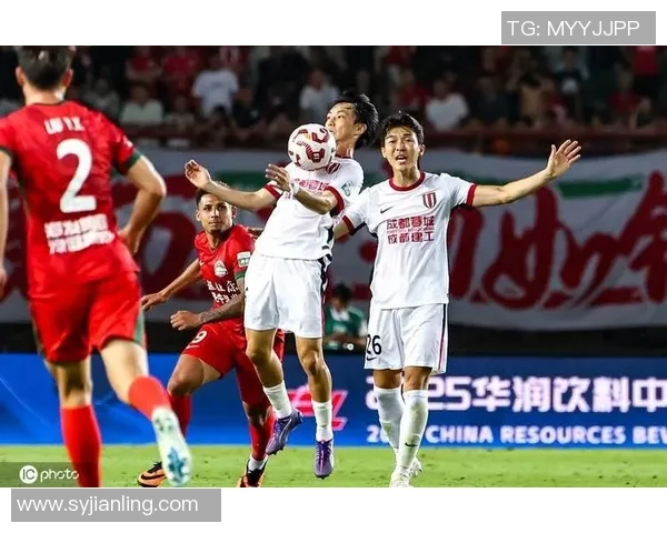 中国足球队迎战泰国队期待逆袭全力争胜展现拼搏精神 中国足球队迎战泰国队期待逆袭全力争胜展现拼搏精神