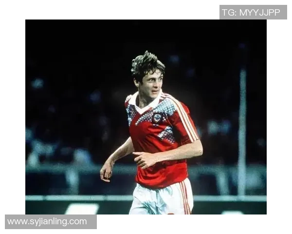 亨特拉尔与范佩西的巅峰对决谁才是真正的足球传奇 亨特拉尔与范佩西的巅峰对决谁才是真正的足球传奇